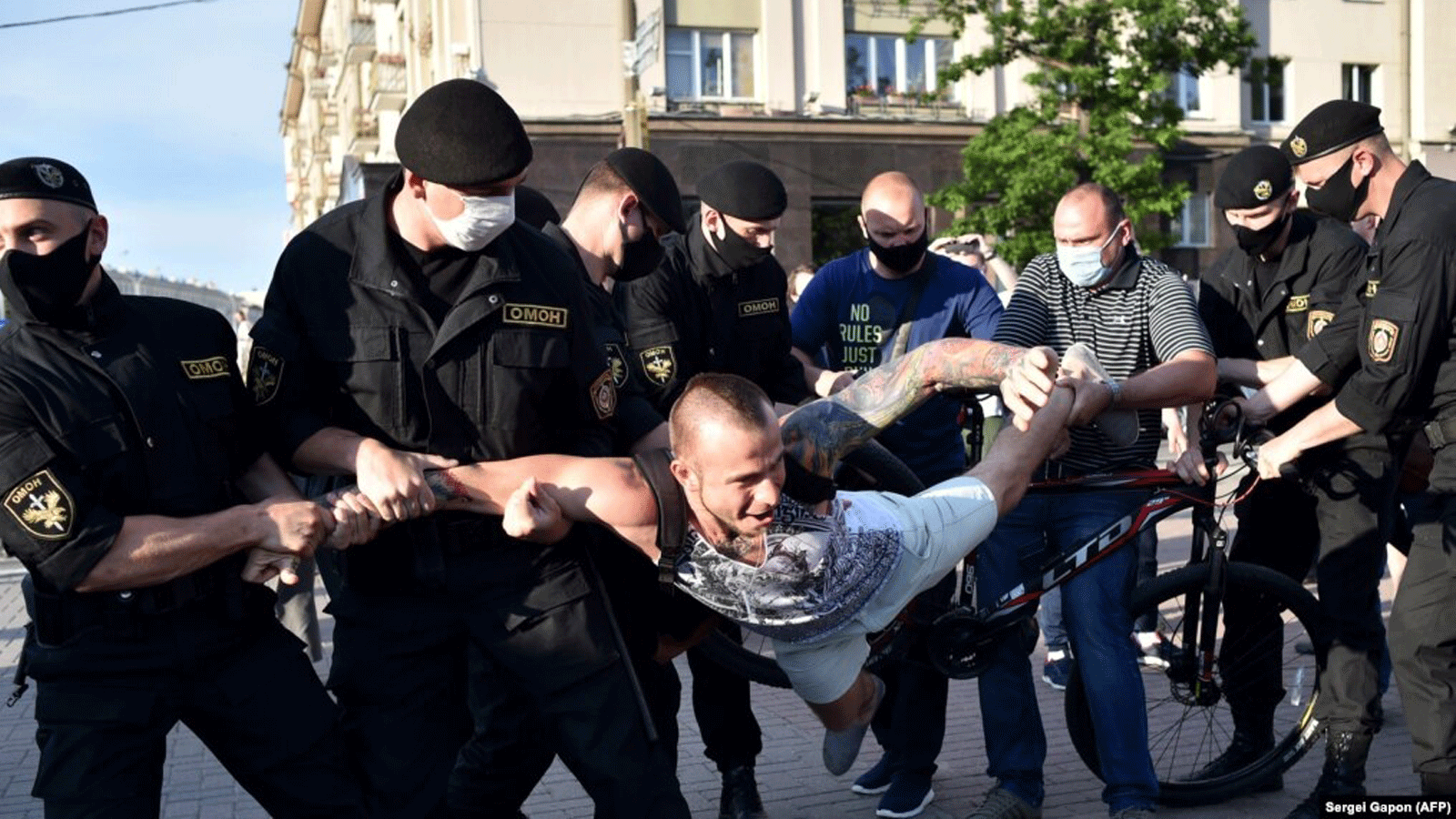 ضباط شرطة مكافحة الشغب في بيلاروسيا يعتقلون أحد مؤيدي المعارضة خلال تجمع لدعم المرشحين الذين يسعون لتحدي الرئيس أليكساندر لوكاشينكا.