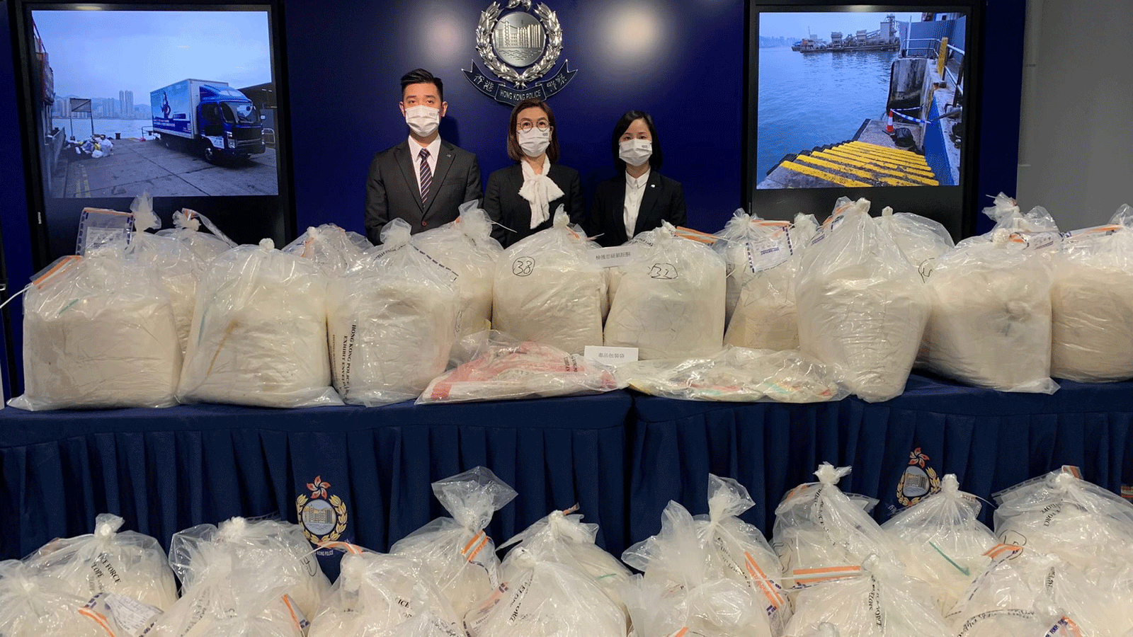 صورة للمضبوطات من صفحة شرطة هونغ كونغ على 