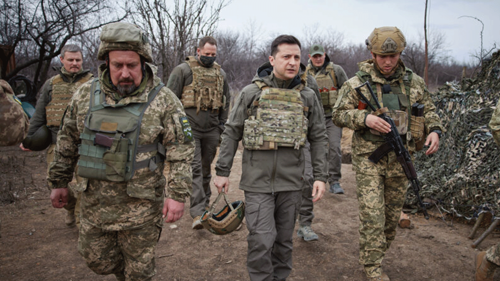 الرئيس فولوديمير زيلينسكي يتحدث إلى القوات خلال رحلته إلى دونباس في 8 نيسان/ أبريل 2021.