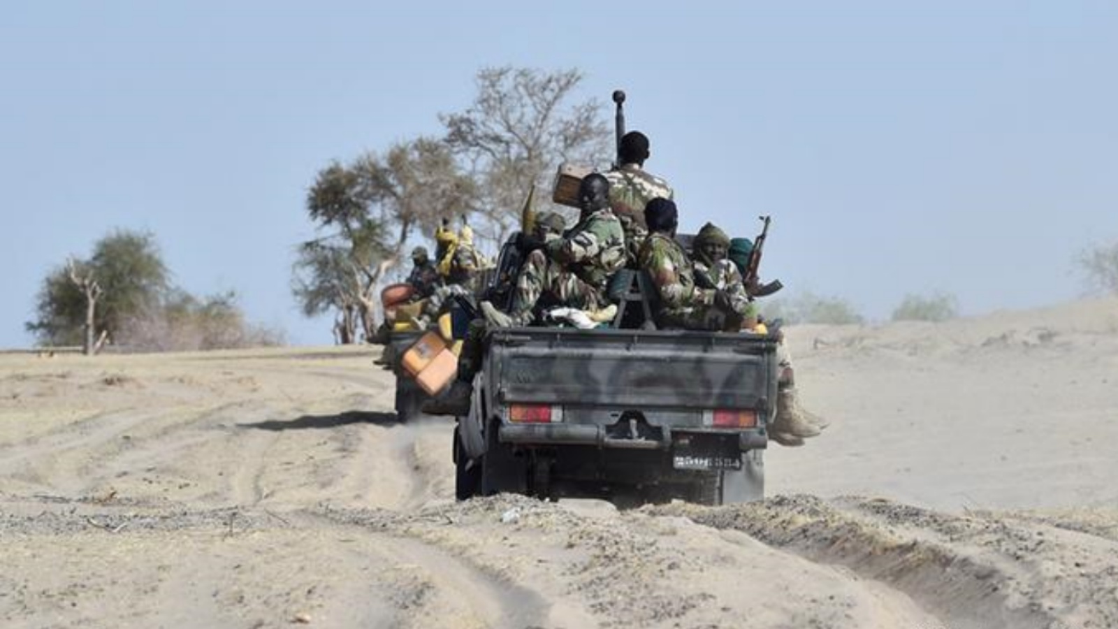 جنود نيجيريون يسافرون على ظهر شاحنة صغيرة (أرشيفية)