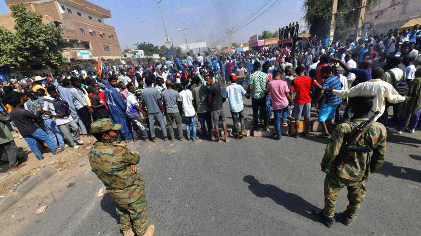 التوتر يستمر بين الجيش والإدارة المدنية في السودان وسط الاحتجاجات المتنافسة الأخيرة في الخرطوم.