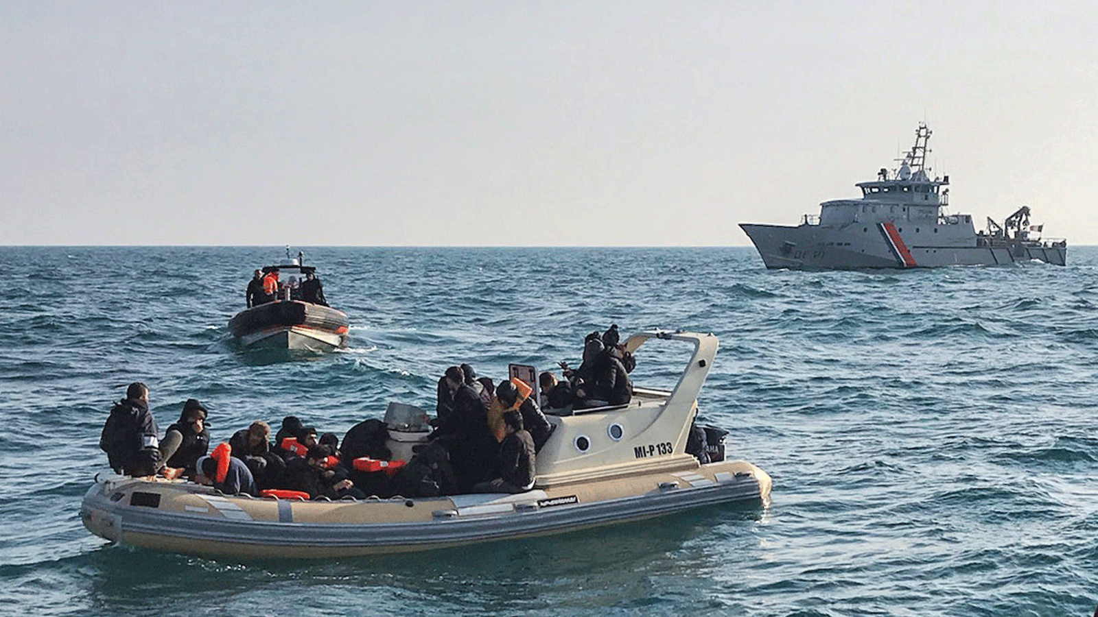 المهاجرون يعبرون القناة الإنجليزية إلى المملكة المتحدة 