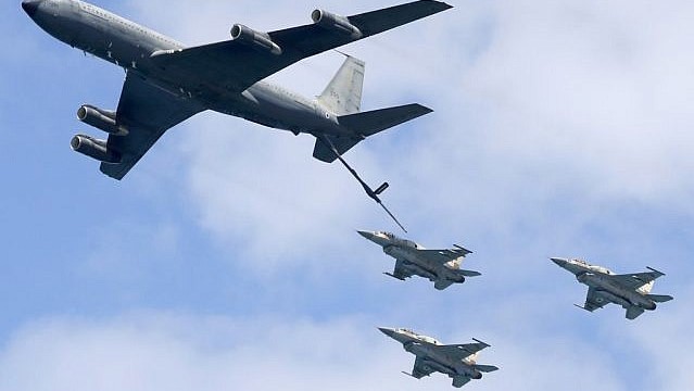 طائرة تابعة لسلاح الجو الإسرائيلي من طراز Boeing KC-135 Stratotanker وطائرات مقاتلة من طراز F-16 خلال عرض جوي فوق تل أبيب في 9 مايو 2019، في احتفالات إسرائيل بعيد استقلالها الـ 71