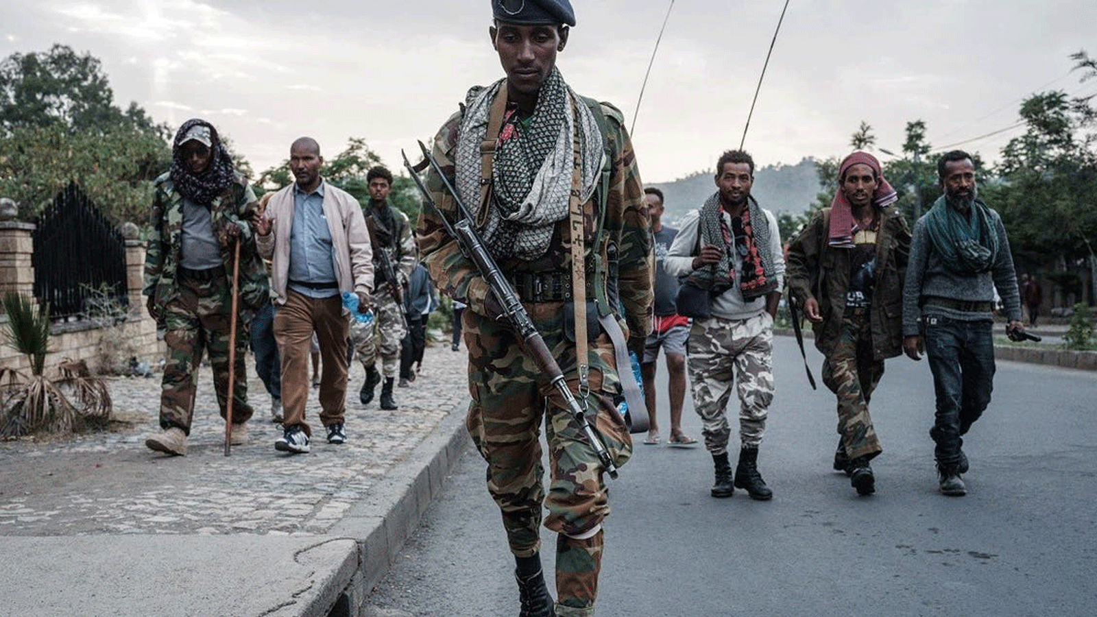 صورة التُقِطَت بتاريخ 29 حزيران يونيو 2021، للمتمردين المؤيدين لـ TPLF (جبهة تحرير شعب تيغراي) بعد ثماني ساعات من المشي في ميكيلي، عاصمة منطقة تيغراي، إثيوبيا.