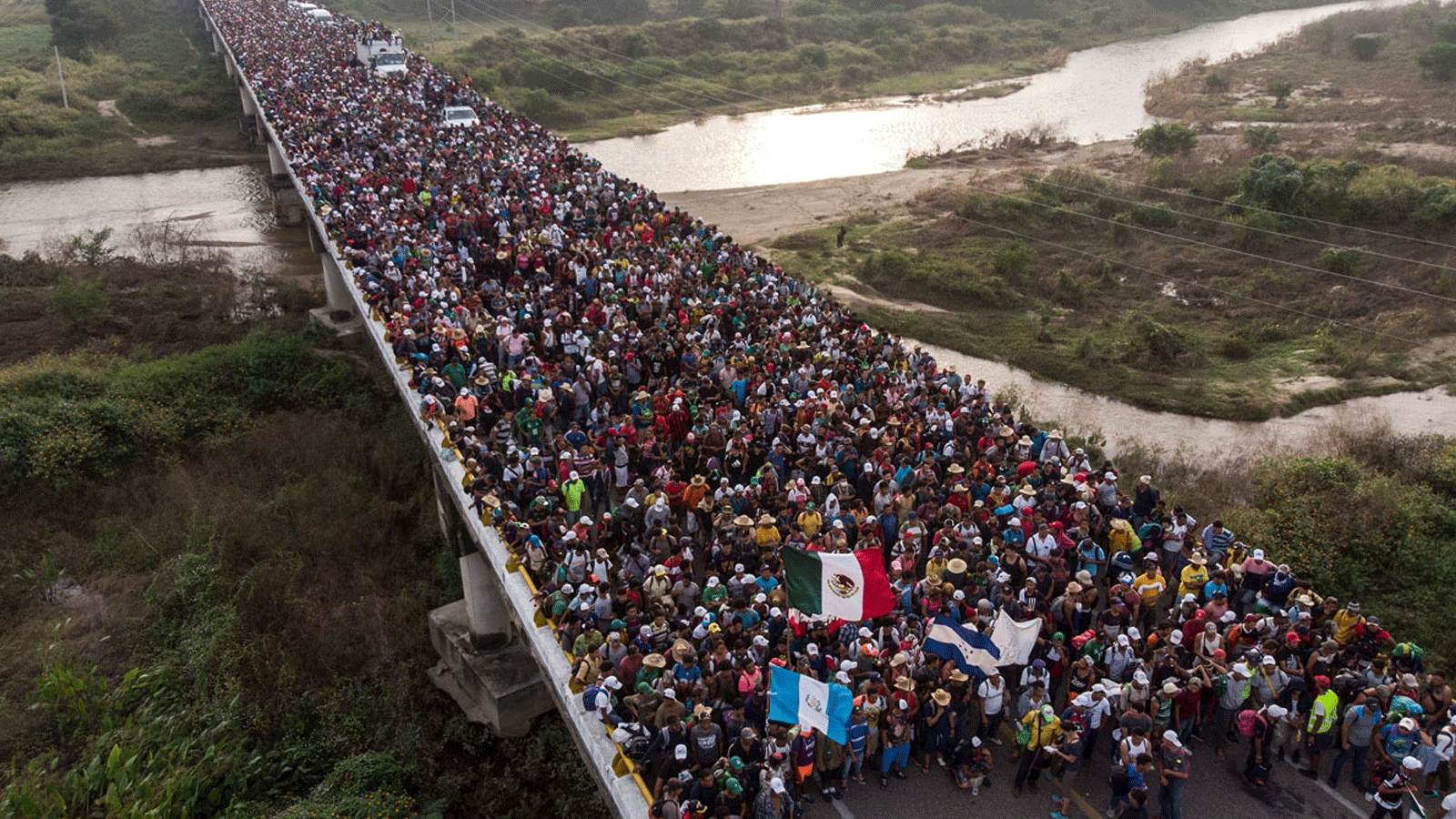 صورة جوية التُقِطَت لمهاجرين هندوراسيين متجهين في قافلة إلى الولايات المتحدة، حيث يغادرون أرياغا في طريقهم إلى سان بيدرو تاباناتيبيك، في الجنوب المكسيك في 27 تشرين الأول/أكتوبر 2018