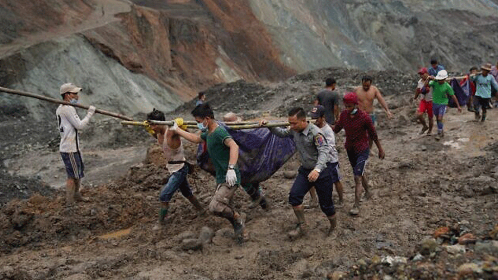 صورة أرشيفية لعمال الإنقاذ ينتشلون الجثث بالقرب من منطقة انهيار أرضي في موقع لتعدين اليشم في Hpakhant في ولاية كاشين، 2 تموز/يوليو، 2020. 