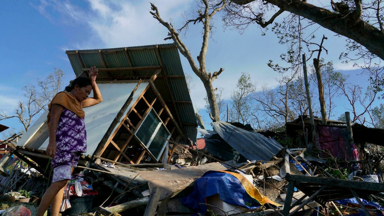 مقيمة تنقذ أجزاء من منزلها الذي دمره إعصار راي في تاليساي، وسط الفلبين. في 18 كانون الأول/ديسمبر 2021