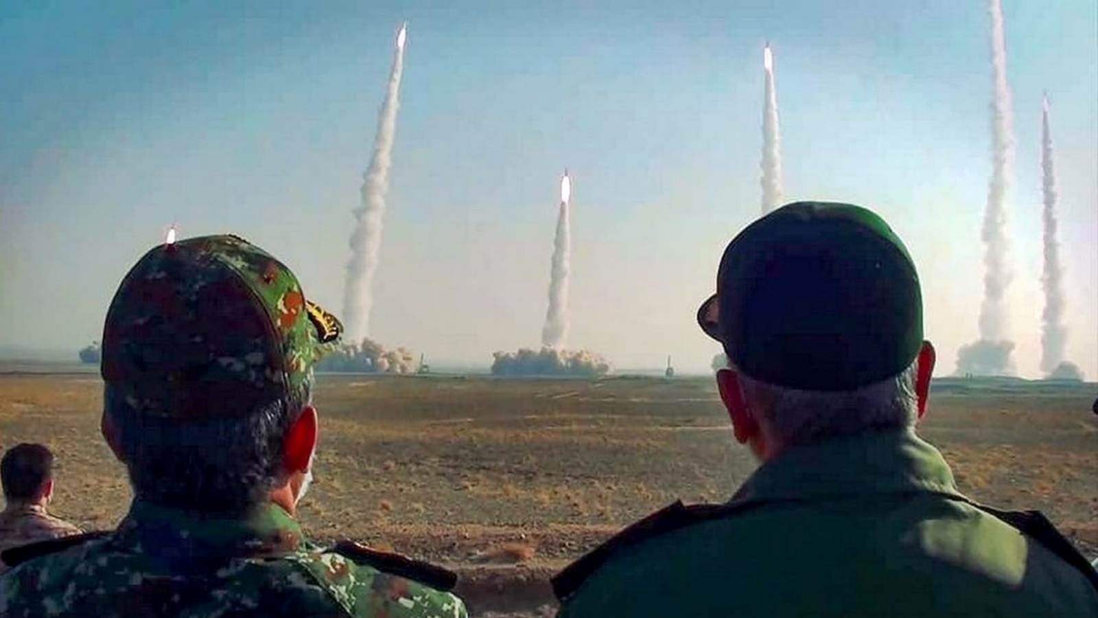 قائد الحرس الثوري الإيراني حسين سلامي (يمين) يراقب إطلاق صواريخ خلال مناورة عسكرية في مكان مجهول وسط إيران. 15 كانون الثاني/يناير 2021