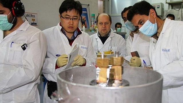 صورة من الأرشيف لمراقبنين دوليين في منشأة نطنز النووي الإيرانية