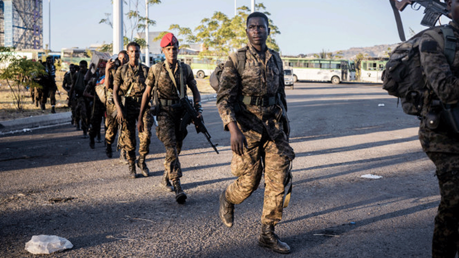 جنود من قوات الدفاع الوطني الإثيوبية (ENDF) يسيرون في شوارع كومبولتشا، إثيوبيا. في 11 كانون الأول/ديسمبر 2021.