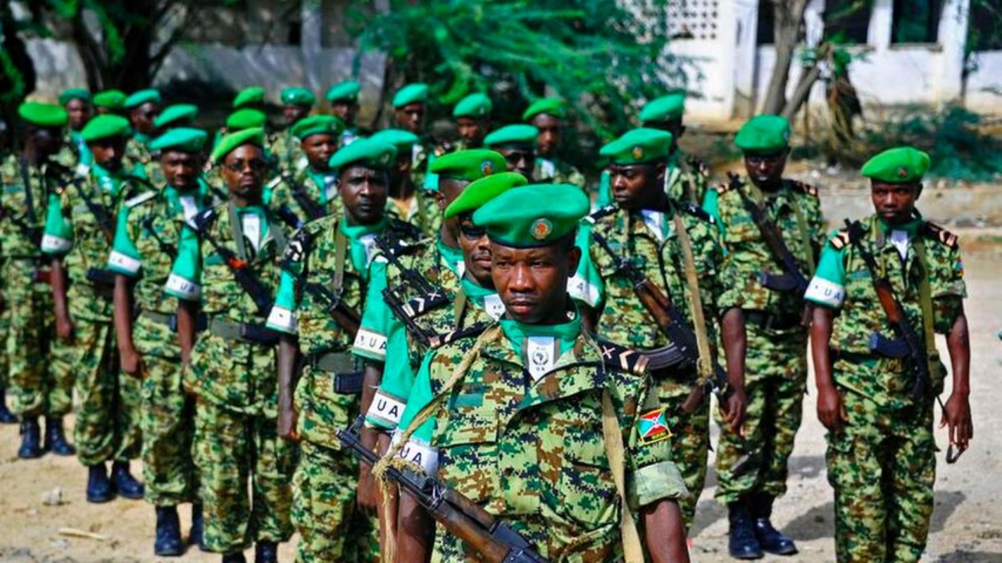 جنود الإتحاد الأفريقي (أميسوم) من بوروندي يقفون على أهبة الاستعداد في مقديشو (أرشيفية)