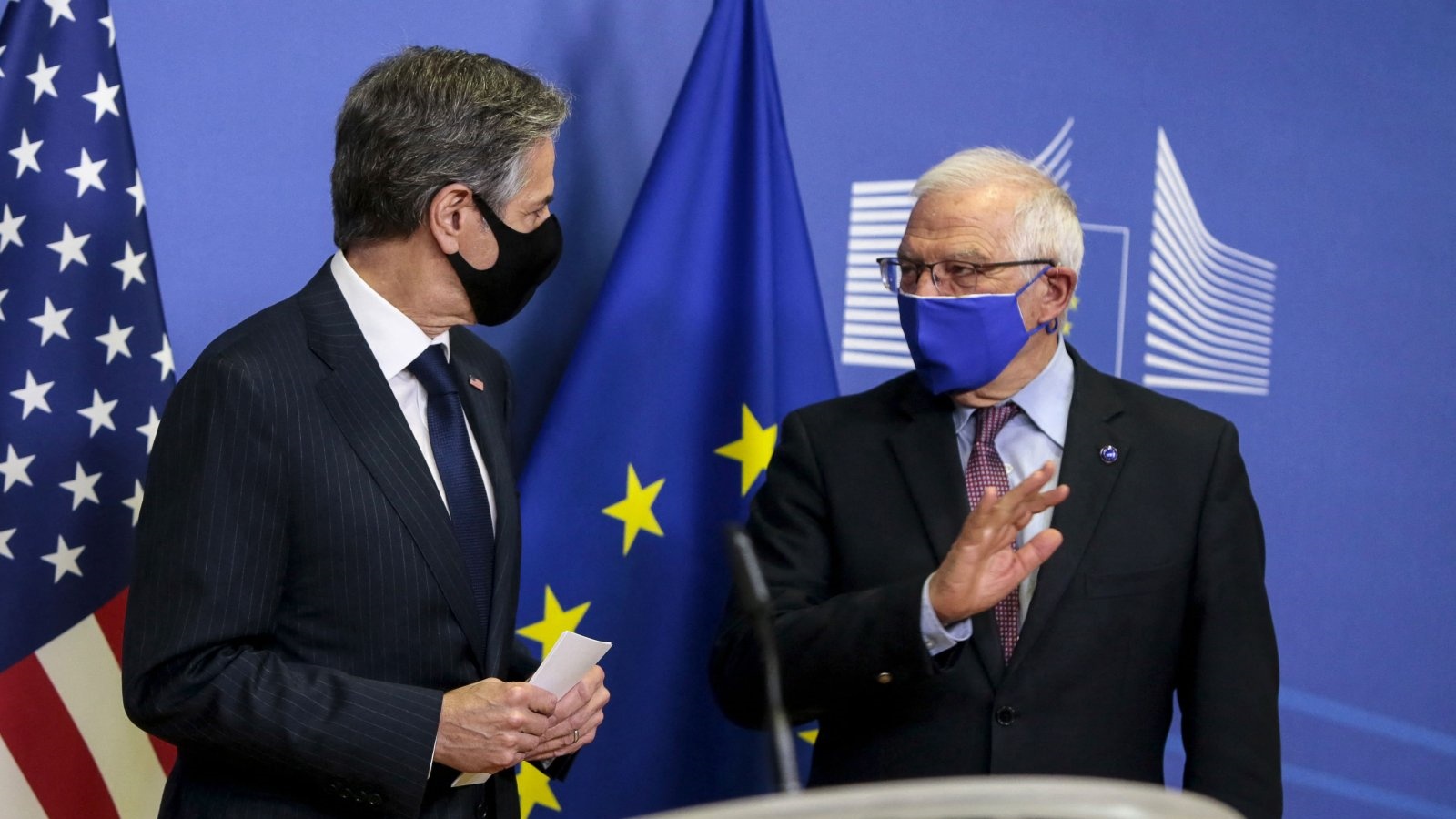 وزير الخارجية الأميركي أنتوني بلينكين (إلى اليسار) والممثل الأعلى للإتحاد الأوروبي للشؤون الخارجية جوزيب بوريل يعقدان مؤتمرًا صحفيًا قبل اجتماعهما في مقر الاتحاد الأوروبي في بروكسل، بلجيكا. في 24 آذار/مارس 2021.