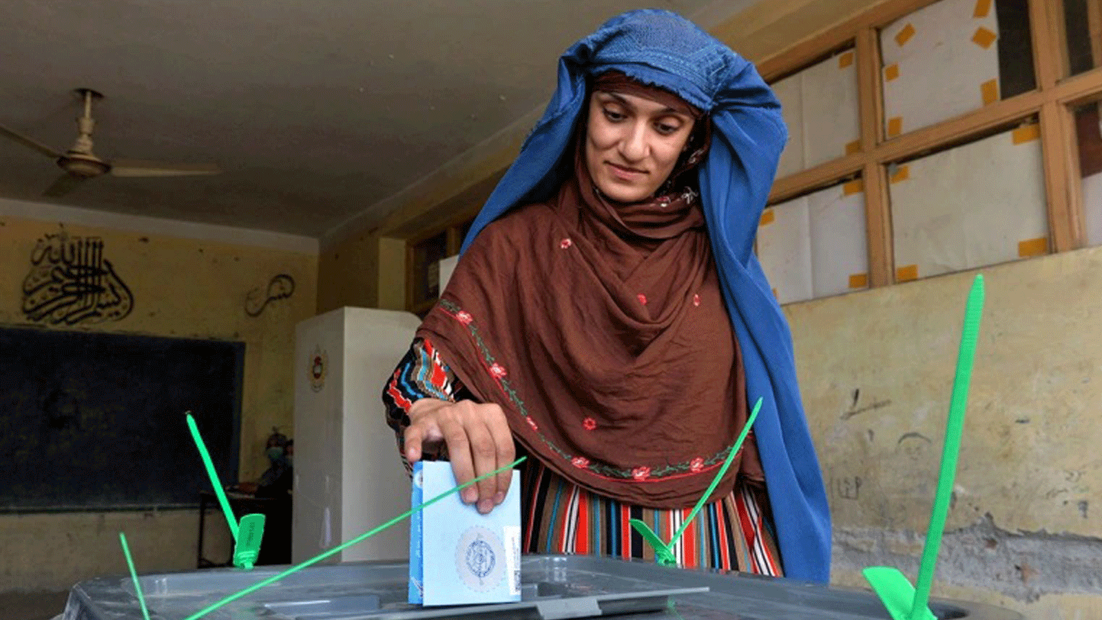 امرأة تُدلي بصوتها في مركز اقتراع في جلال آباد، 28 أيلول/سبتمبر 2019