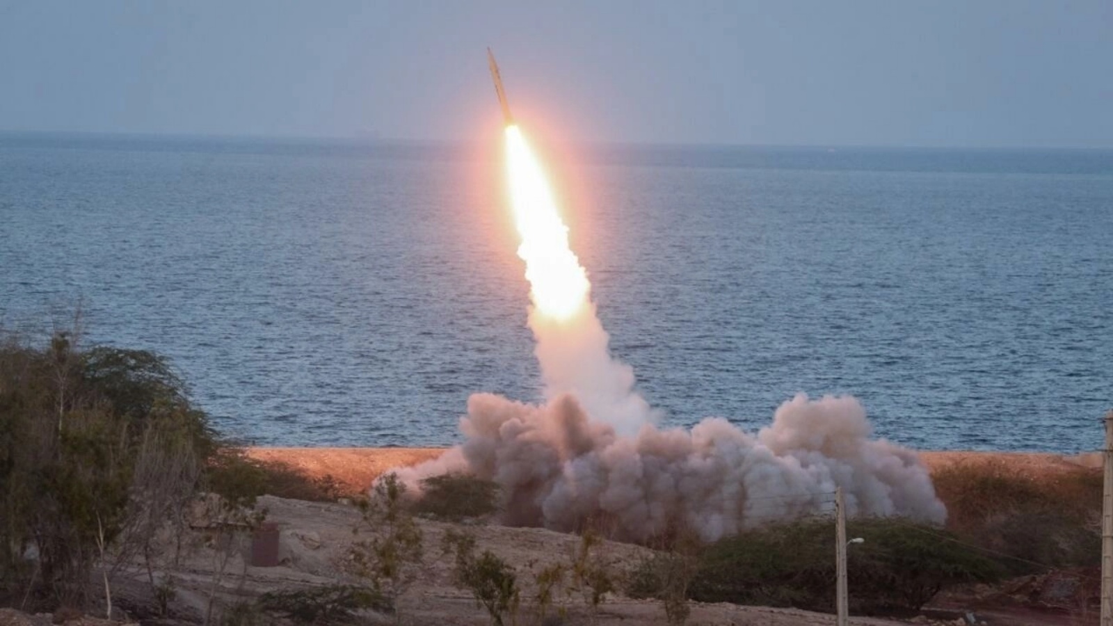 صورة وزعها الحرس الثوري الإيراني في 22 كانون الأول/ديسمبر 2021، تظهر إطلاق صاروخ خلال مناورات عسكرية في جنوب البلاد.