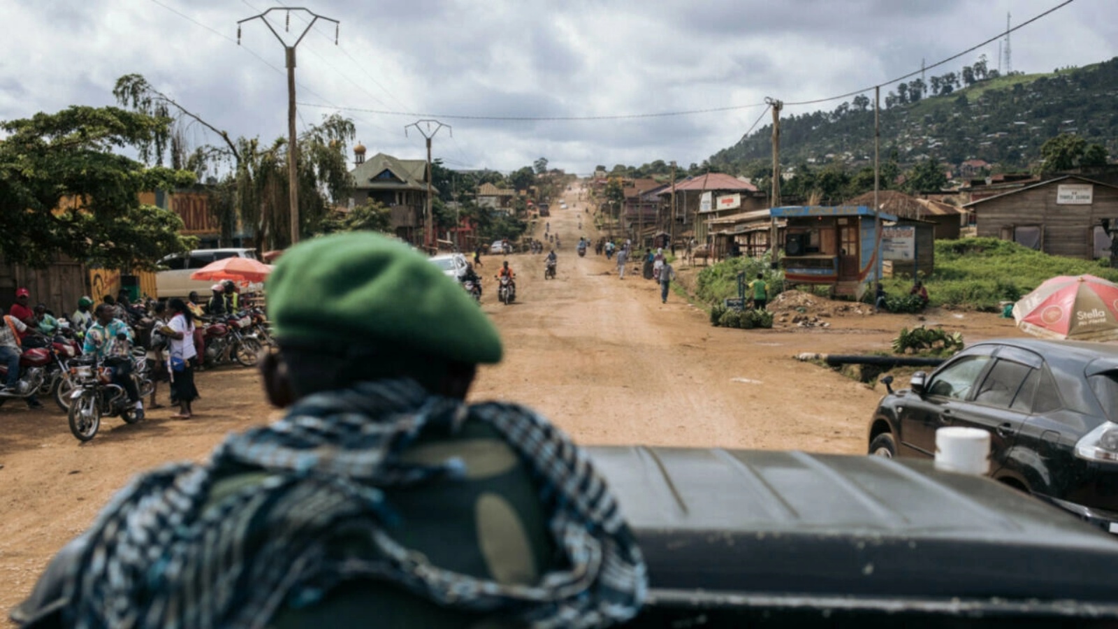 جنود كونغوليون الطريق من بيني إلى الحدود الأوغندية، شمال شرق جمهورية الكونغو الديمقراطية (أرشيفية)