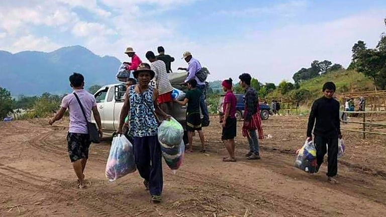 سكان يفرون من القتال بين الجيش ومتمردي اتحاد كارين الوطني على طول الحدود البورمية التايلاندية في 25 ديسمبر 2021