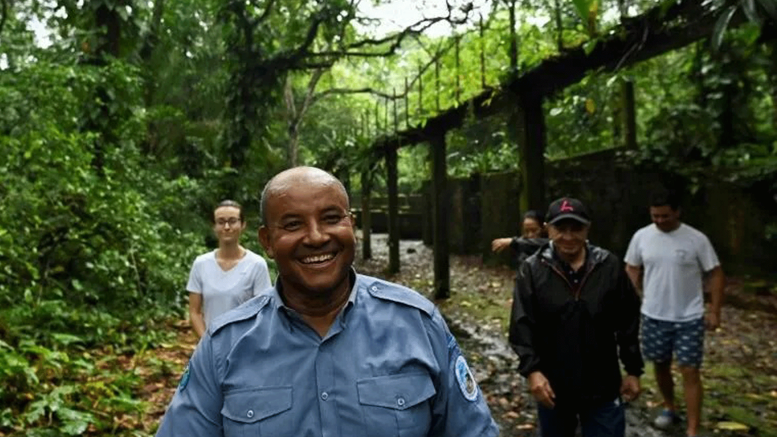 كورازون دي جيسوس أجوينو، حارس غابة، يرشد السائحين حول ما كان يُعد سجنًا (سجن جزيرة غورغونا)