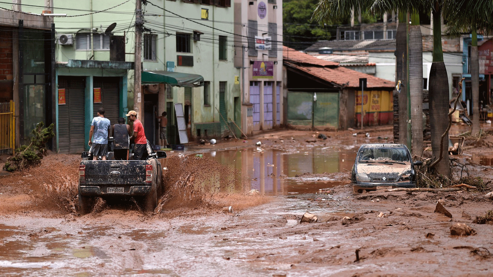 شارع غمرته المياه من فيضان نهر داس فيلهاس في سابارا، البرازيل.