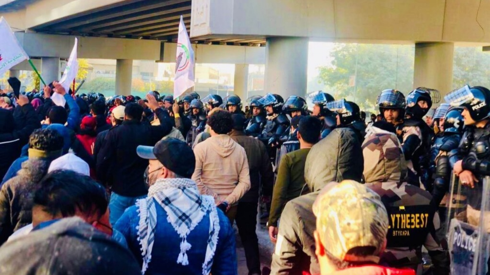 محتجون من أنصار القوى الخاسرة للانتخابات يحتشدون أمام المنطقة الخضراء وسط بغداد الإثنين 27 تشرين الأول/ أكتوبر 2021 استباقاً لقرار المحكمة العليا في إلغاء نتائجها (تويتر)