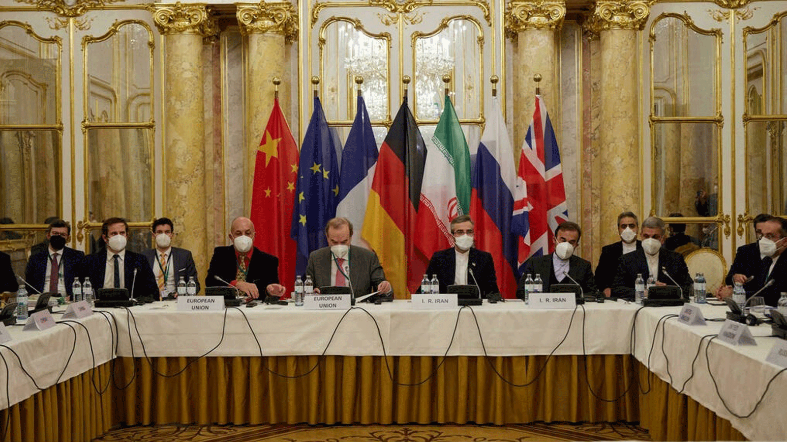 صورة نشرها وفد الاتحاد الأوروبي في فيينا في 27 كانون الأول/ديسمبر 2021 تُظهر حضور اجتماع اللجنة المشتركة للمفاوضات الهادفة إلى إعادة تفعيل الاتفاق النووي مع إيران في فيينا، النمسا.