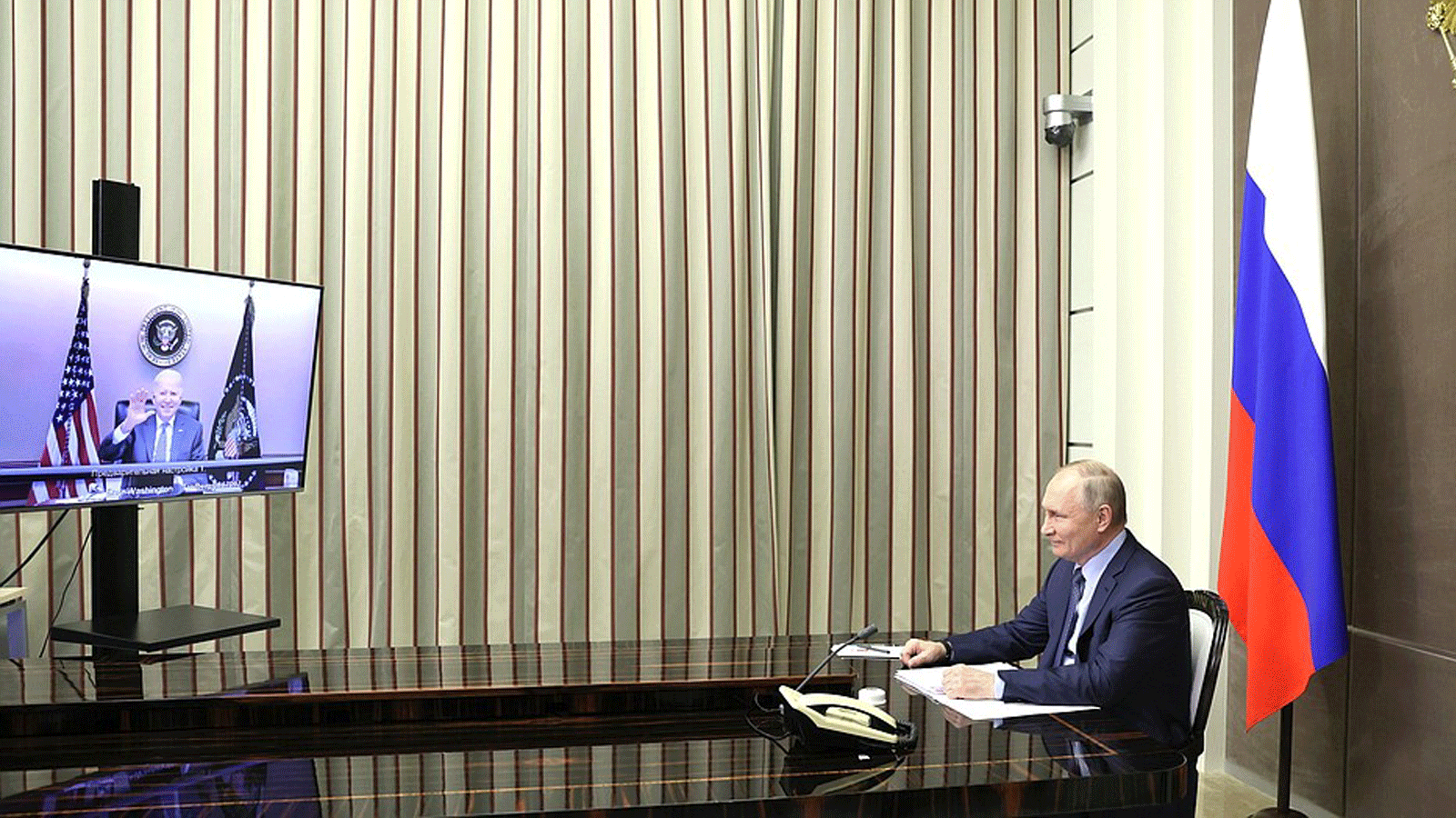 صورة من صفحة الرئاسة الروسية الموثقة على تويتر للاجتماع الافتراضي السابق بين الرئيسين الأميركي جو بايدن والروسي فلاديمير بوتين