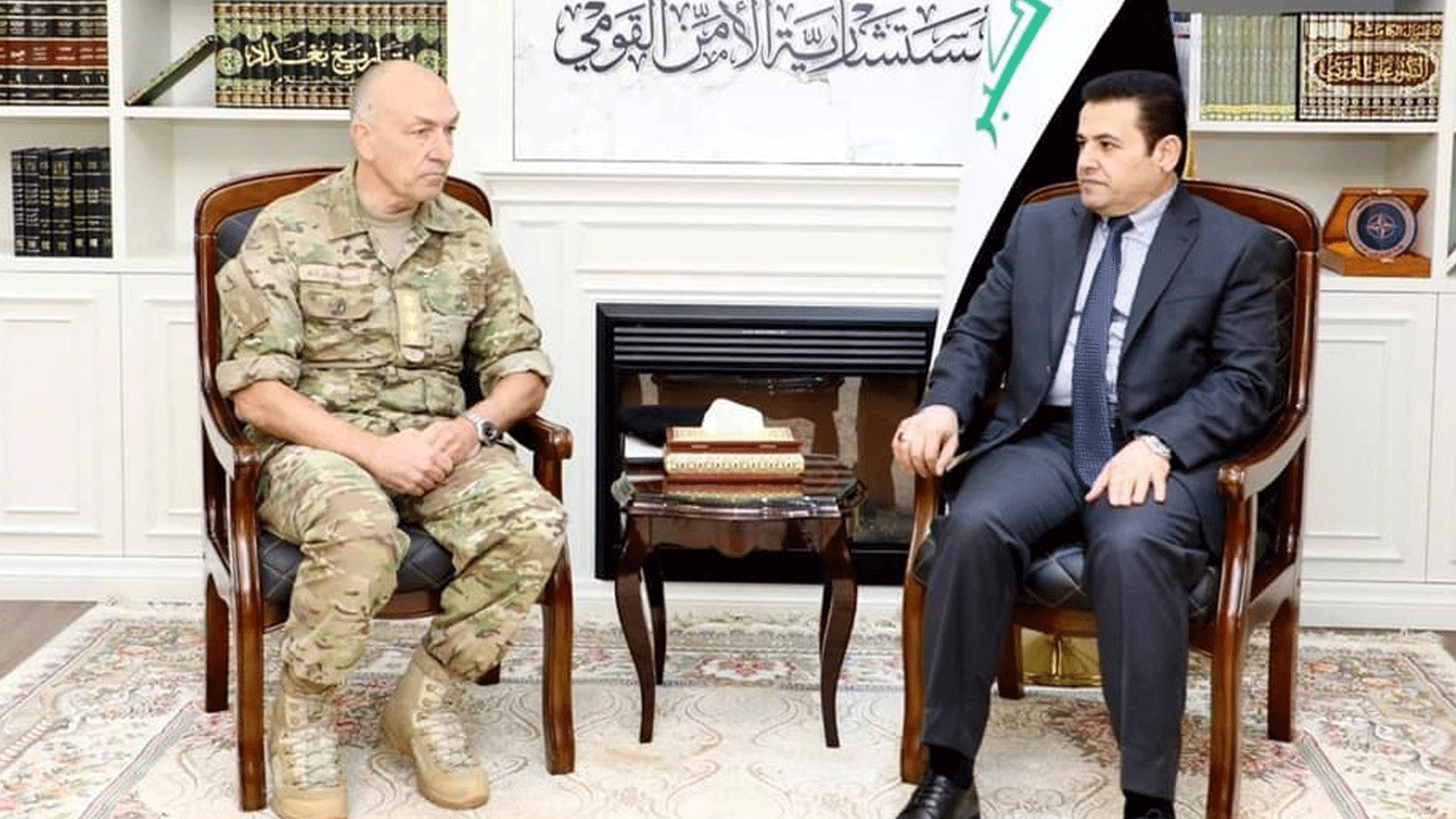 مستشار الأمن القومي العراقي مجتمعاً في بغداد الاحد 26 كانون الاول/ ديسمبر مع قائد بعثة الناتو في العراق (مكتبه)