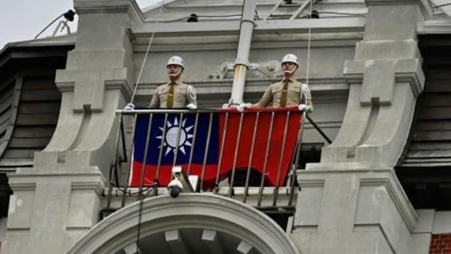  عنصران من الشرطة العسكرية التايوانية يستعدان لرفع العلم الوطني خلال مراسم رسمية في مقر الرئاسة في تايبيه، في 10 تشرين الأول/أكتوبر 2020