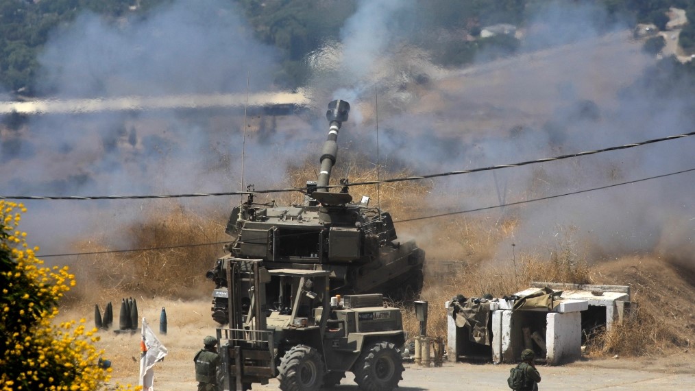 صورة من الأرشيف لبطارية مدفعية إسرائيلية تقصف مواقع في جنوب لبنان الخاضع لنفوذ إيران من خلال حزب الله