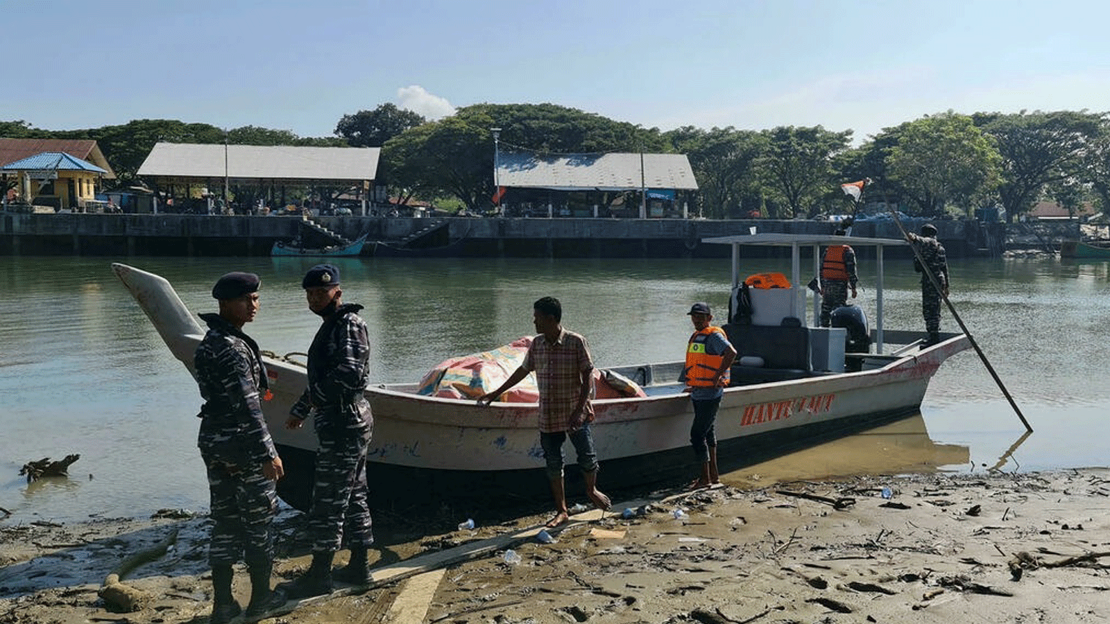 الصيادون اتصلوا لاسلكيًا السلطات وظلوا بجانب السفينة المنكوبة لمهاجري الروهينغا