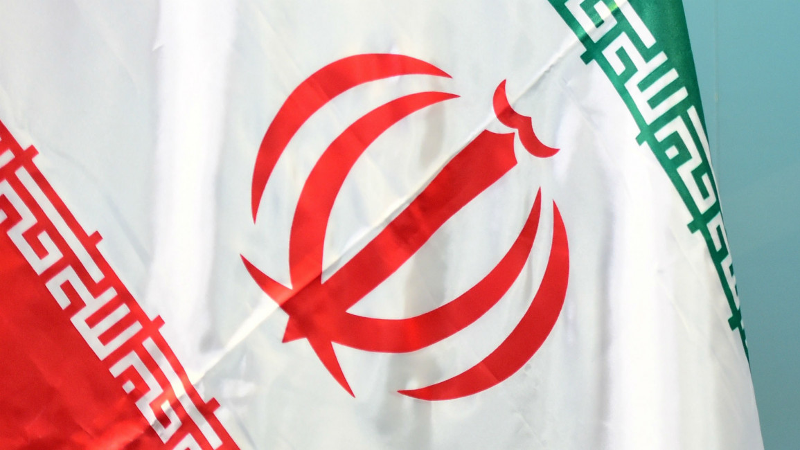 العلم الإيراني أمام وزارة الخارجية في طهران
