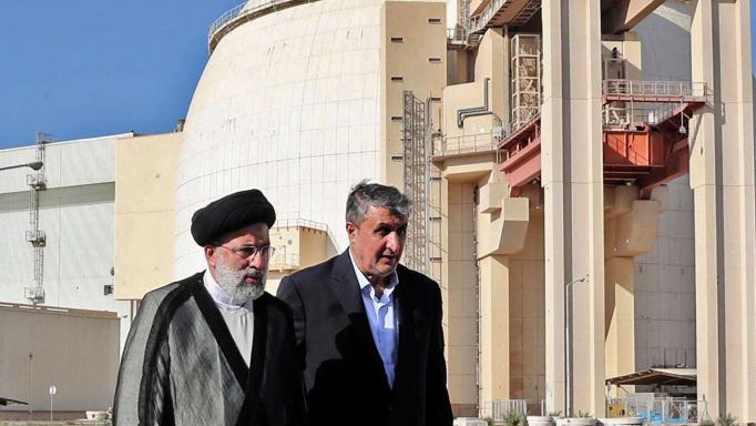 الرئيس الإيراني إبراهيم رئيسي يرافقه رئيس منظمة الطاقة الذرية الإيرانية محمد إسلامي في زيارة إلى محطة بوشهر للطاقة النووية