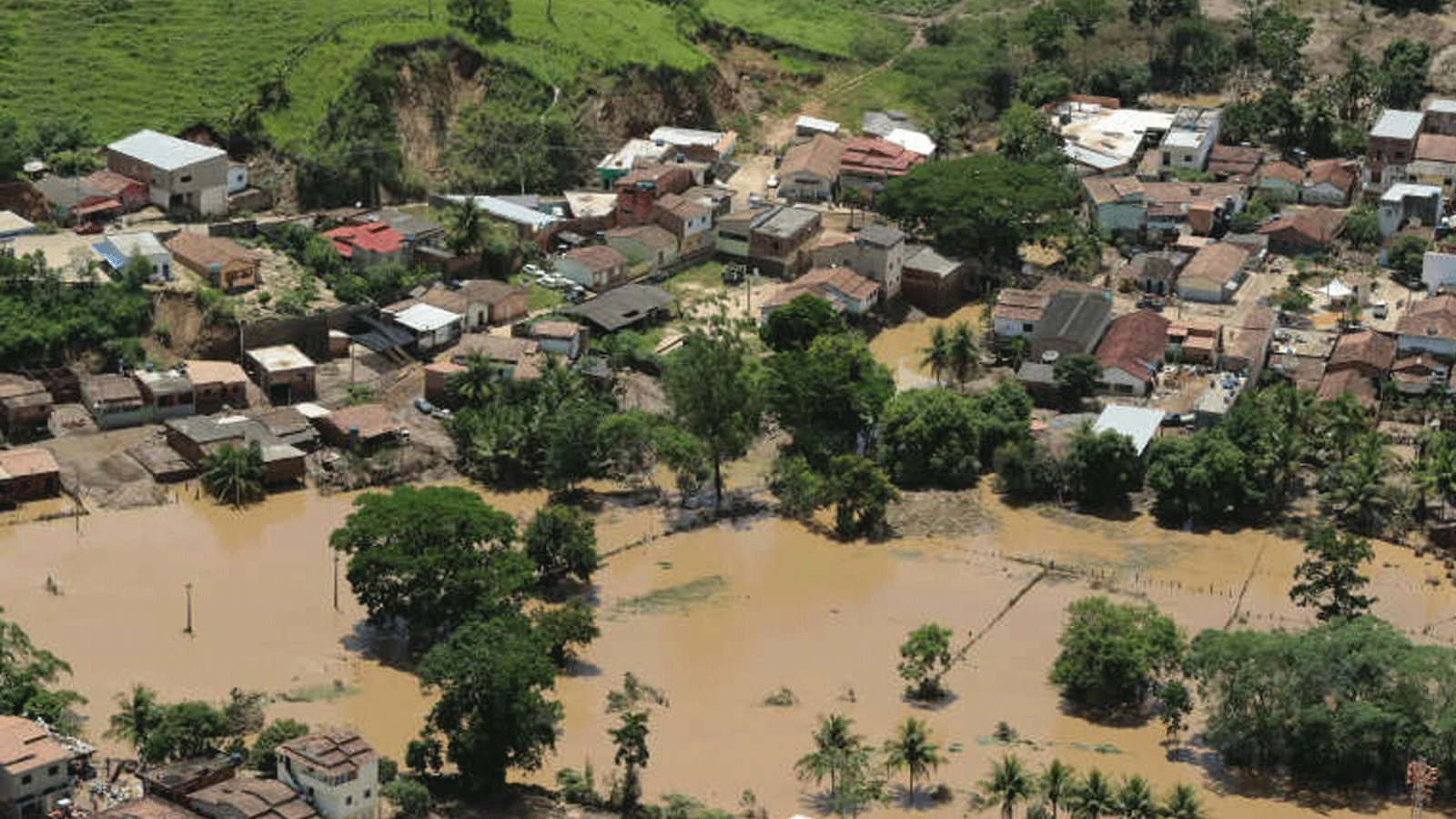 نزح أكثر من 11000 شخص في ولاية باهيا البرازيلية بسبب الفيضانات، والسلطات تسعى لتوفير الإغاثة للسكان 