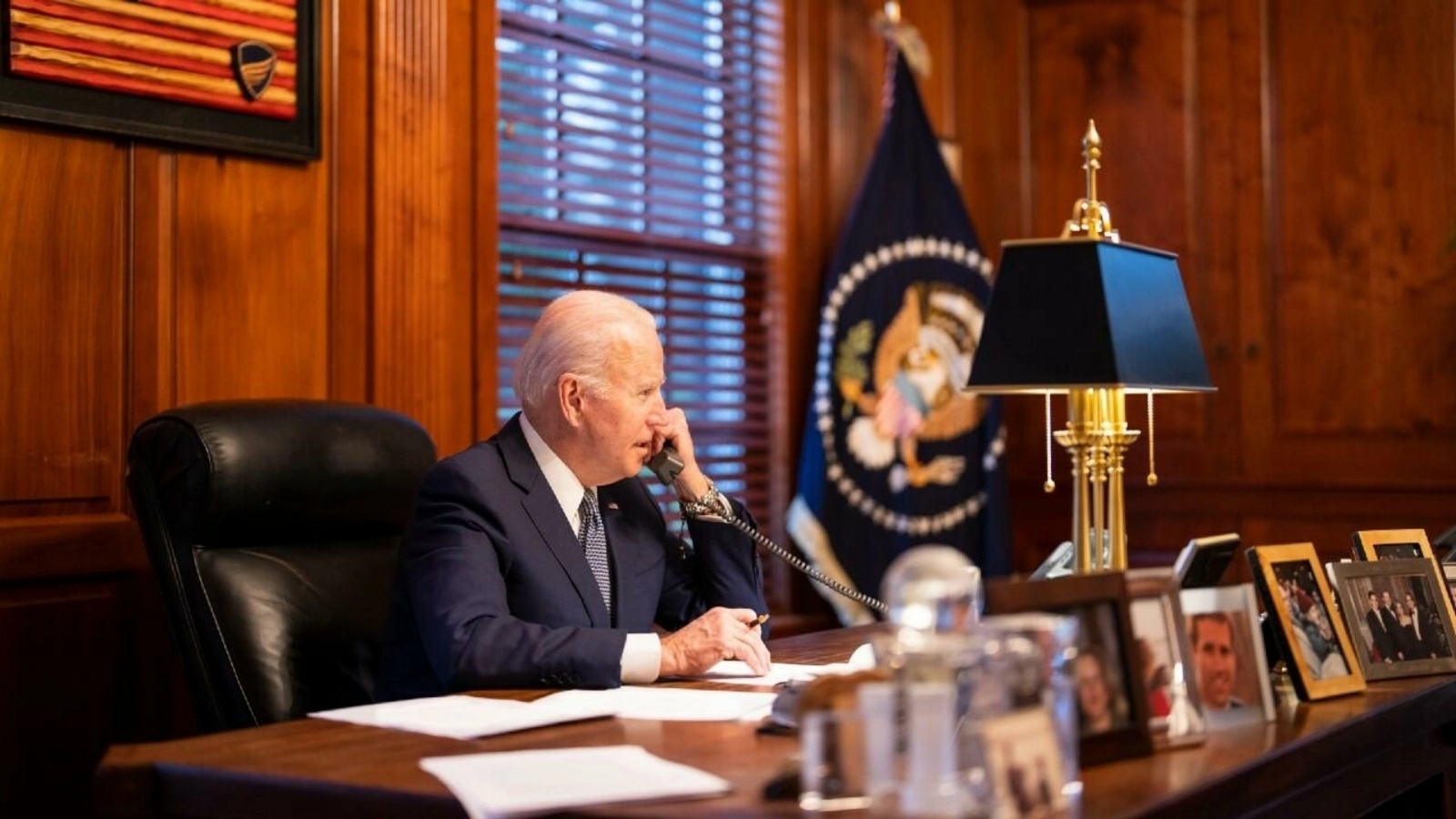 الرئيس الأميركي جو بايدن يتحدث مع نظيره الروسي فلاديمير بوتين عبر الهاتف من مقر إقامته الخاص في ويلمنغتون، ديلاوير، الولايات المتحدة في 30 كانون الأول/ ديسمبر 2021. 