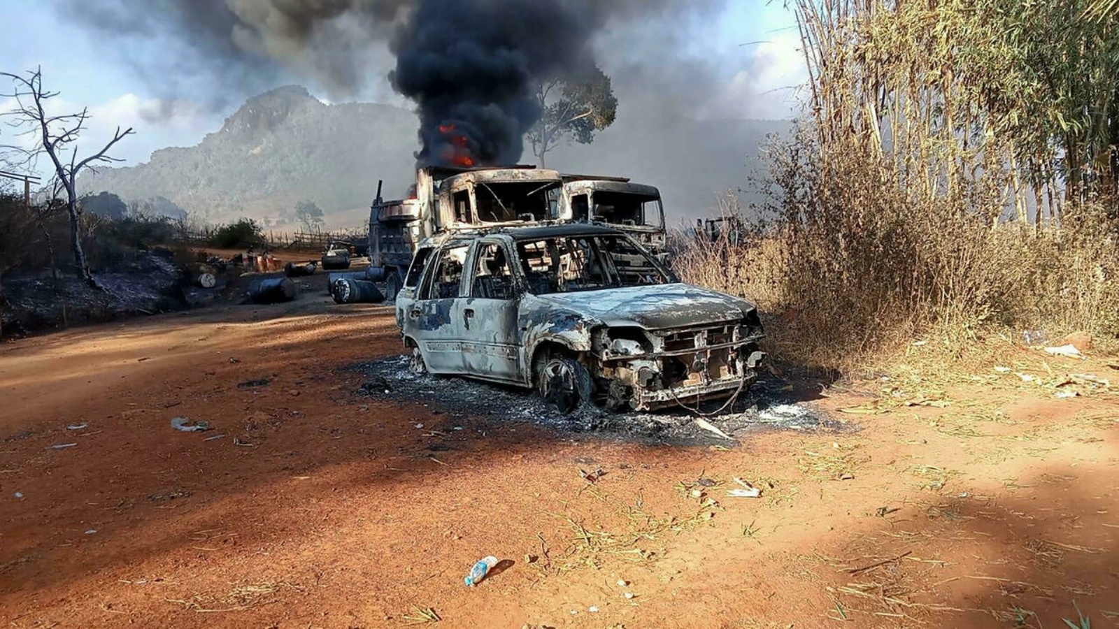 سيارات محترقة في بلدة حبروسو بولاية كاياه، بورما. 25 كانون الأول/ديسمبر 2021