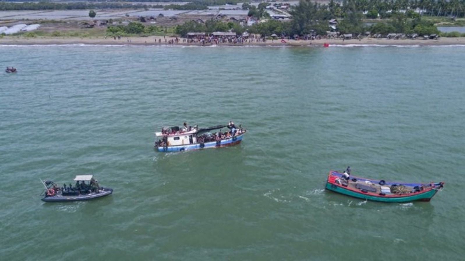 فرع منظمة العفو الدولية في إندونيسيا يقول، نقلاً عن السلطات المحلية ، إنه كان هناك حوالى 70 لاجئًا على متن القارب.