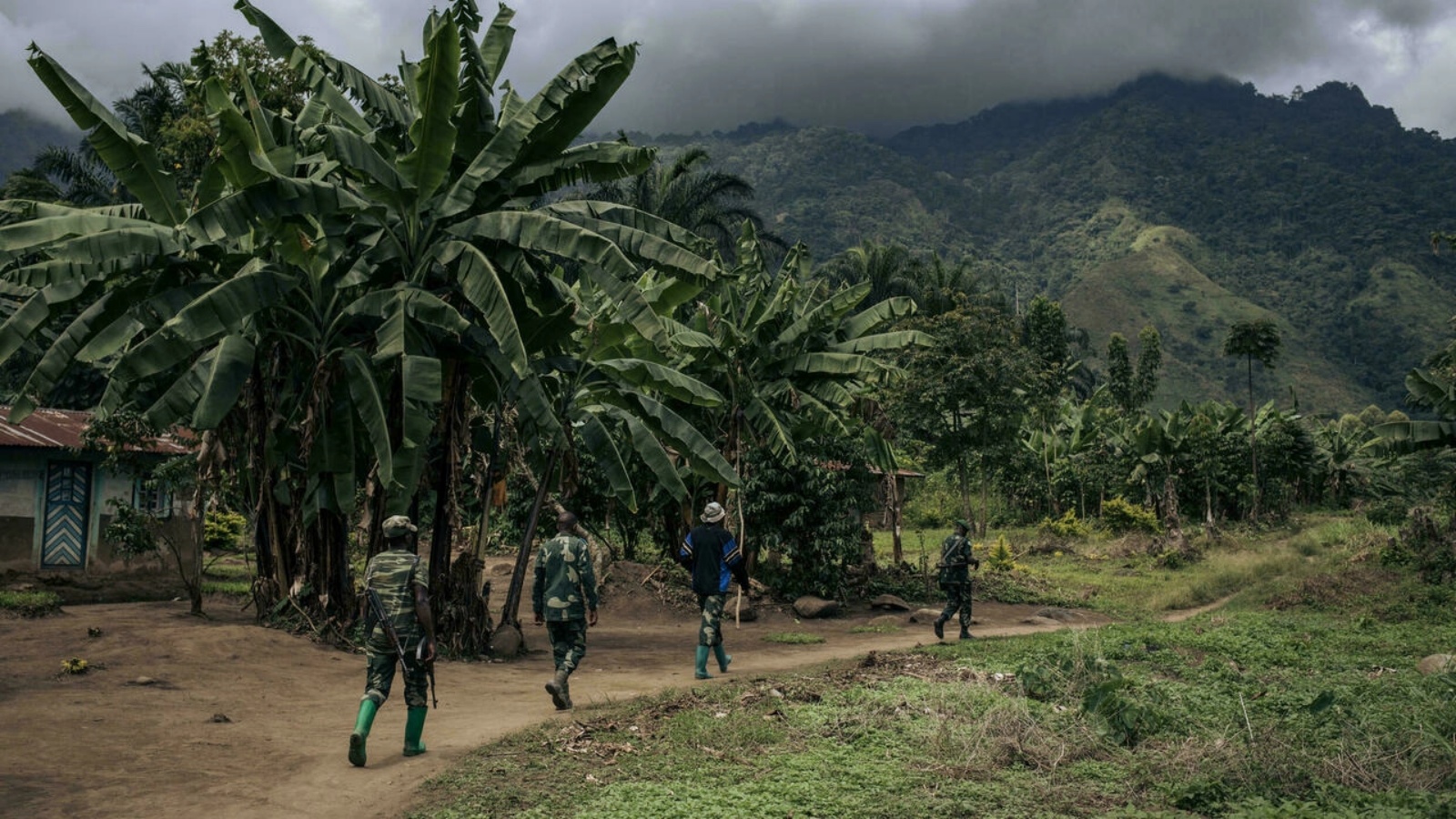 عناصر من القوات الكونغولية بدوريات في قرية مويندا في وقت سابق من هذا العام.