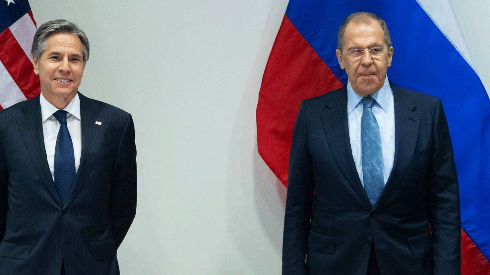 وزير الخارجية الأمريكي أنتوني بلينكين، إلى اليسار، مع وزير الخارجية الروسي سيرجي لافروف قبل اجتماع في أيسلندا.