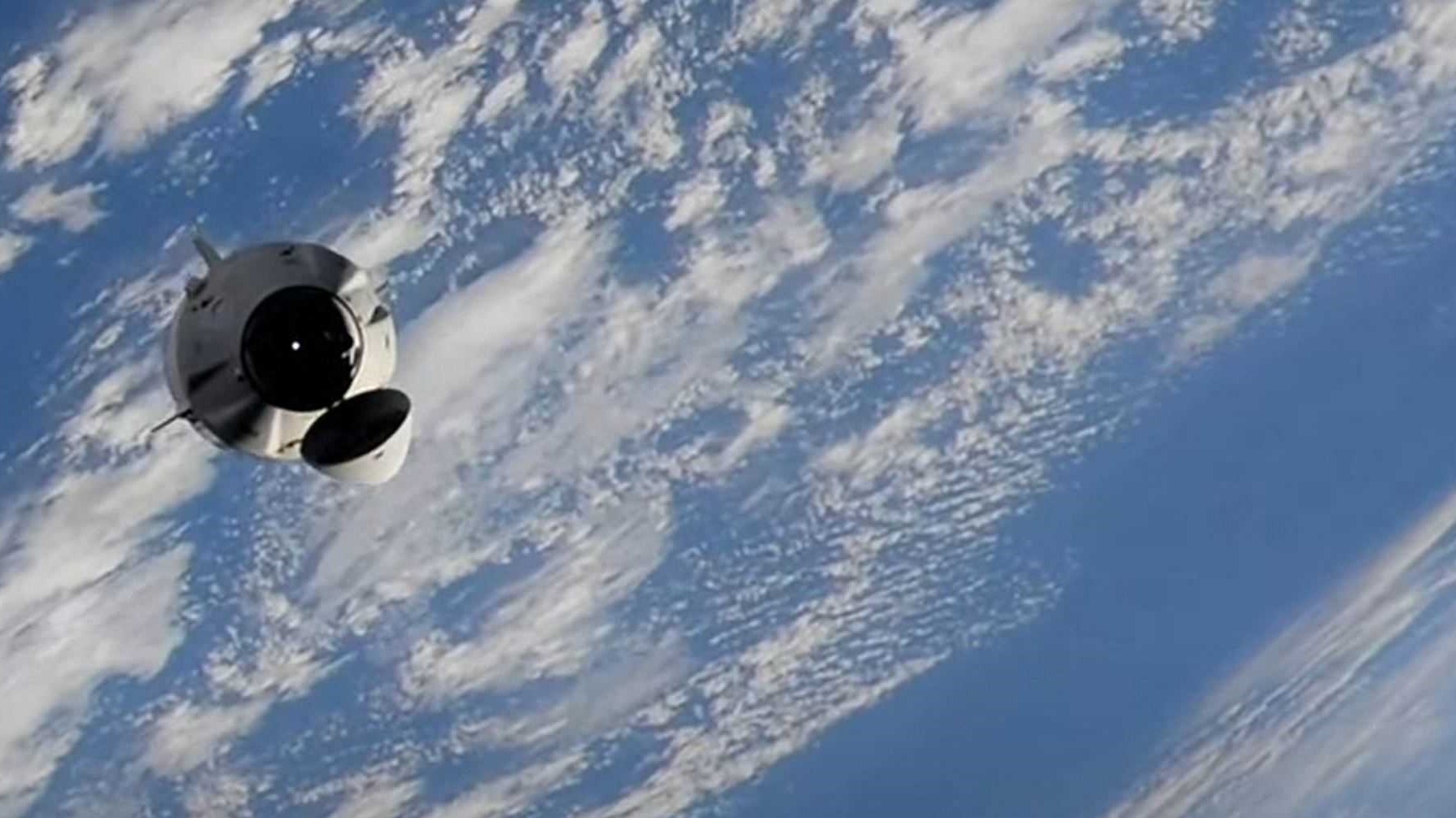 صورة من الأرشيف لكبسولة مركبة فضائية مأهولة خارج الغلاف الجوي لكوكب الأرض