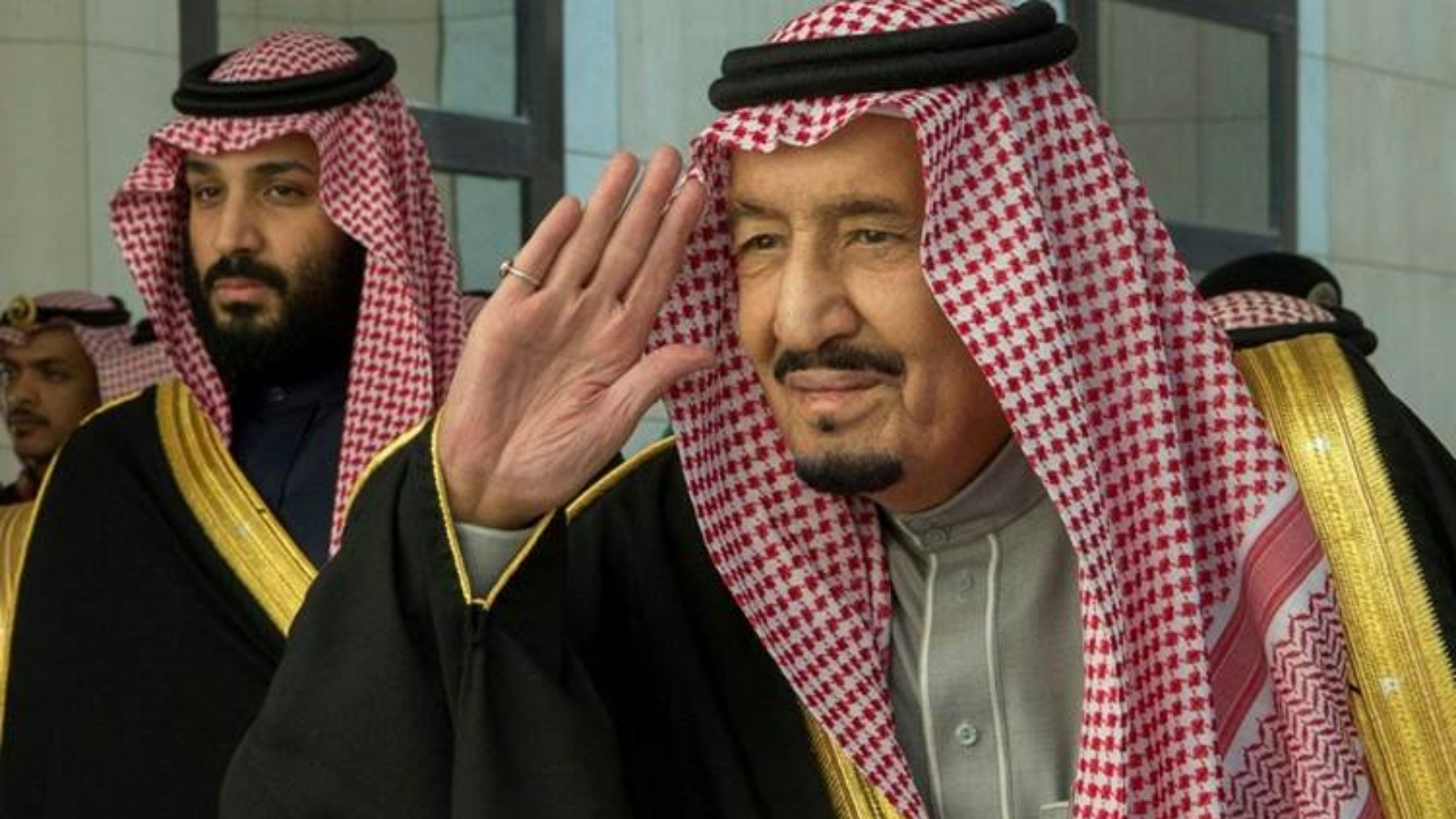 العاهل السعودي الملك سلمان بن عبد العزيز(يمين) وولي العهد الأمير محمد بن سلمان (يسار)
