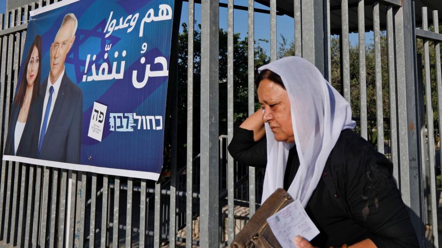 سيدة تنتمي إلى الطائفة الدرزية في إسرائيل تغادر بعد الإدلاء بصوتها خلال الانتخابات البرلمانية الإسرائيلية في 17 سبتمبر 2019، في دالية الكرمل في شمال إسرائيل
