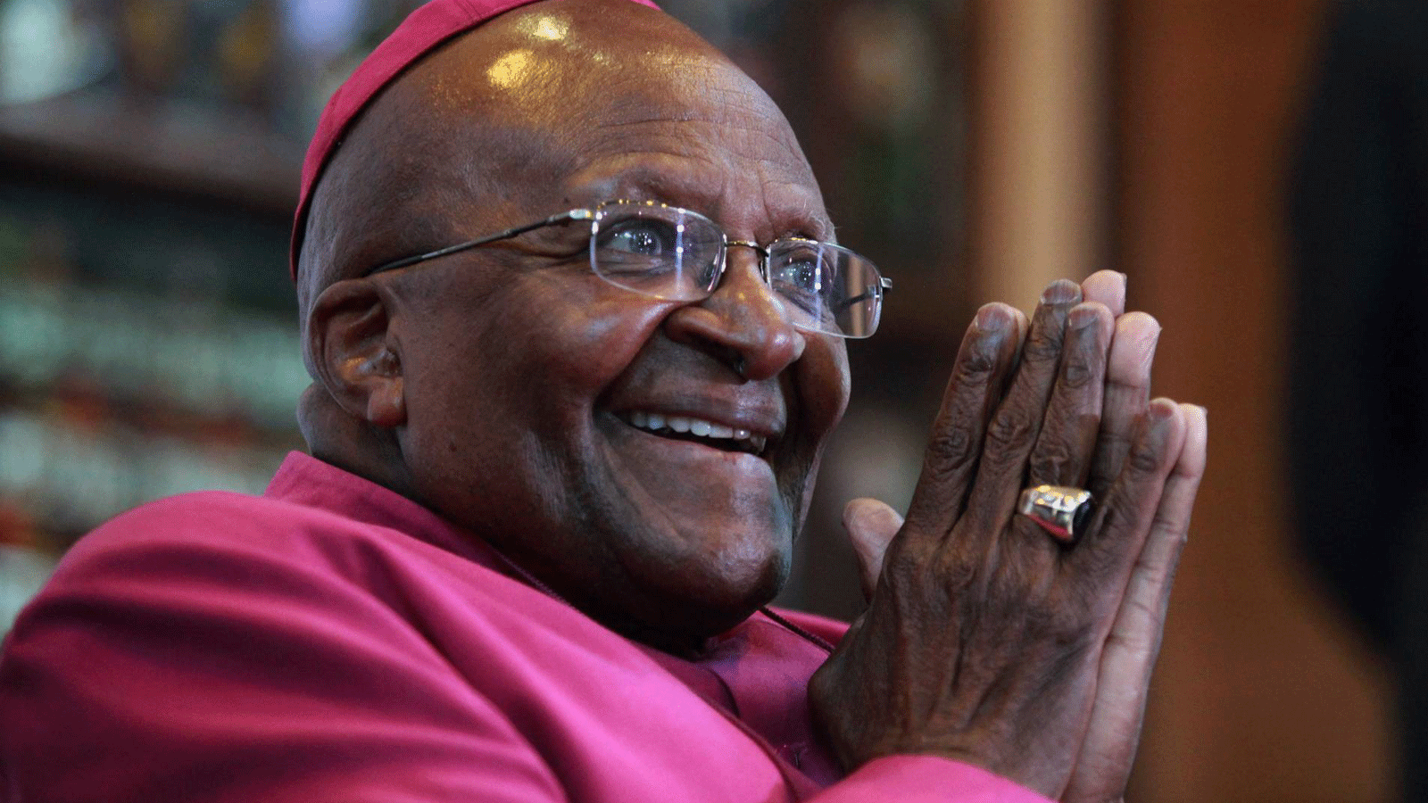 رئيس الأساقفة ديزموند توتو خلال مؤتمر صحفي عام 2014