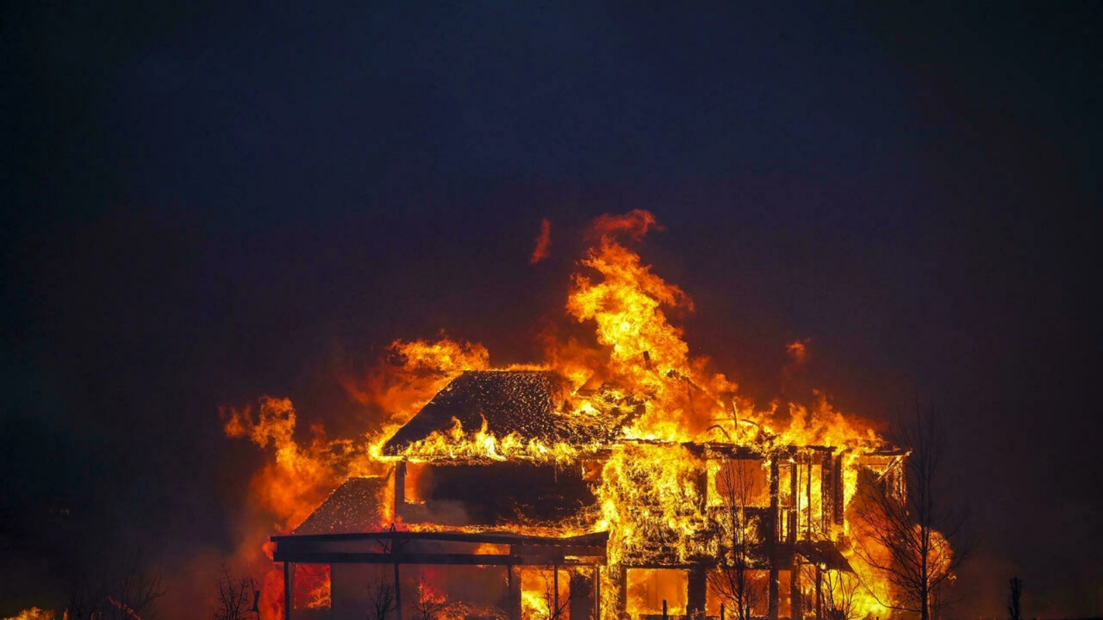 منزل تشتعل فيه النيران في مدينة لويسفيل في كولورادو في 30 كانون الأول/ديسمبر 2021