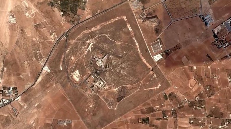 صورة أقمار صناعية أصدرتها منظمة العفو الدولية تُظهر سجن صيدنايا الذي يديره الجيش ، وهو أحد أكبر مراكز الاعتقال في سوريا ويقع على بعد 30 كيلومترًا شمال دمشق، في عام 2017