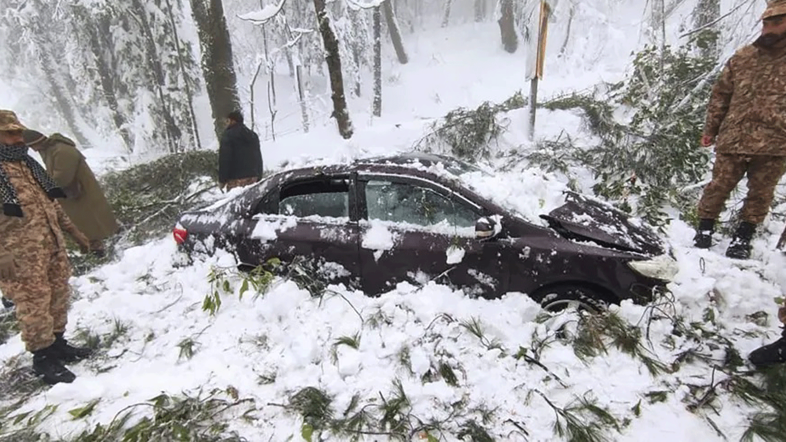 الجيش يحاول إنقاذ السيارات العالقة في الثلوج