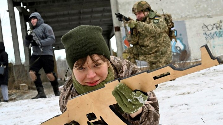 أوكرانيون يتدربون على حرب العصابات لمقاومة أي غزو روسي محتمل لبلادهم
