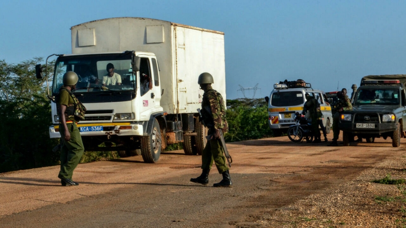 الشرطة الكينية تفتش سيارات بعد هجوم شنه مسلحون في مقاطعة لامو، جنوب شرق البلاد، كانون الثاني/يناير 2020.