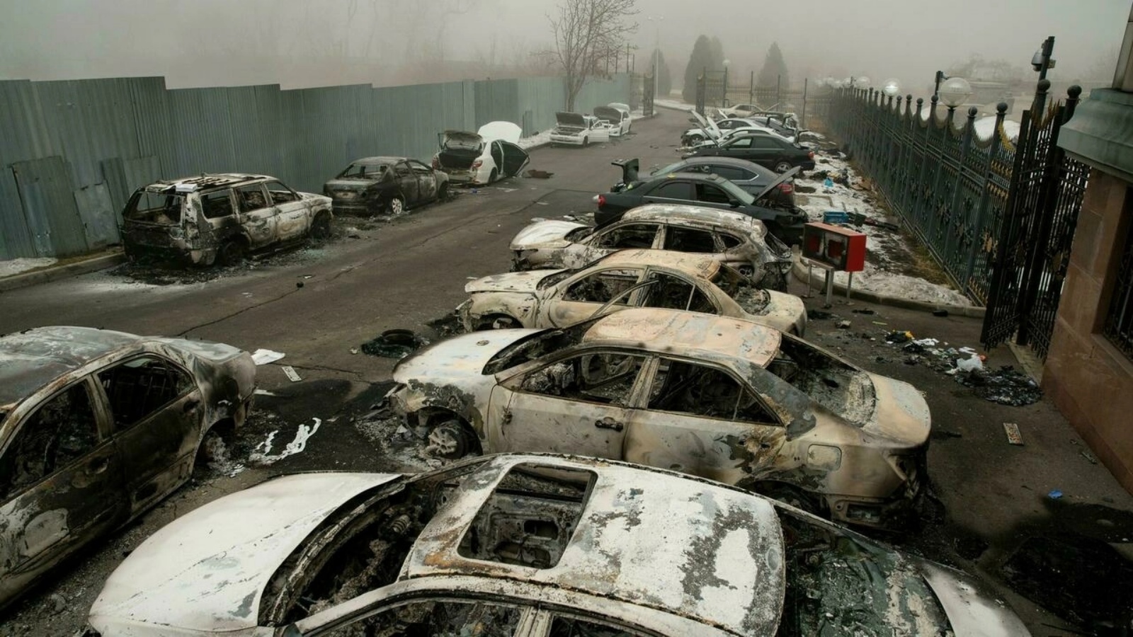 سيارات محترقة في مرآب في ألماتي العاصمة الاقتصادية لكازاخستان في 06 كانون الثاني/يناير 2022 