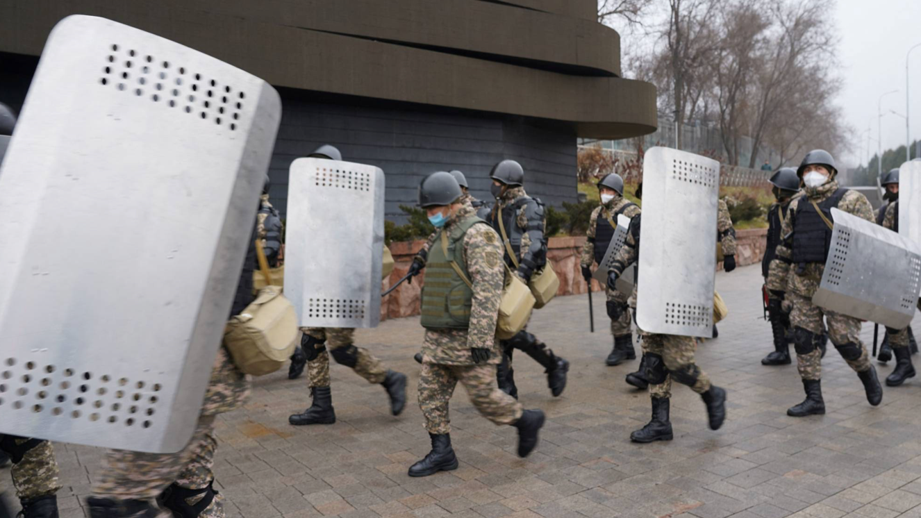 قوات مكافحة الشغب في شوارع عاصمة كازاخستان الأربعاء