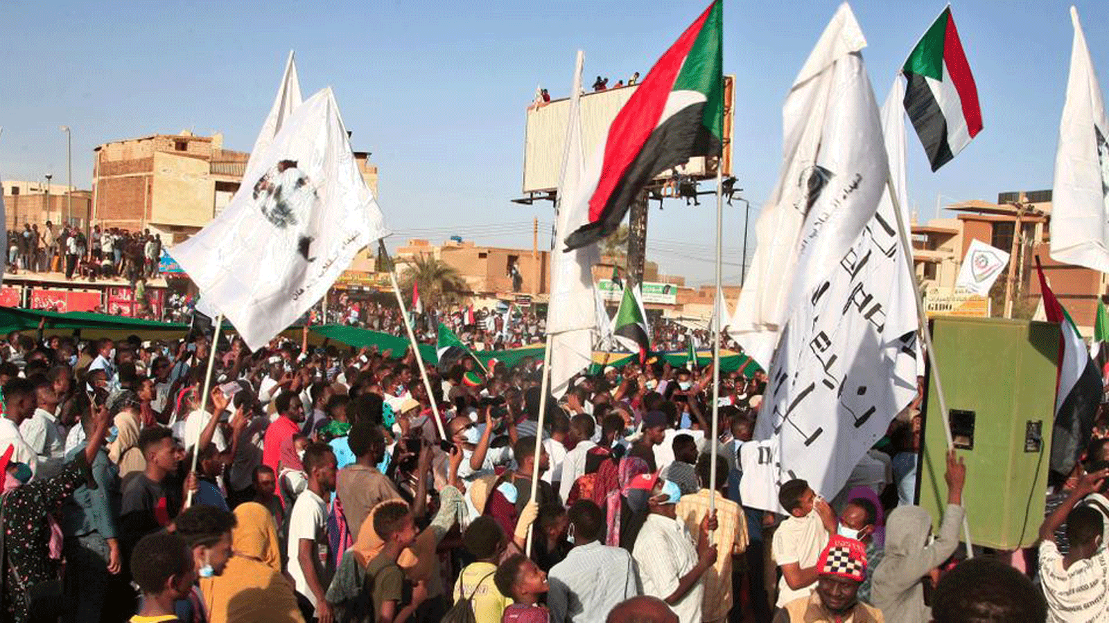 المحتجون يخططون للسير نحو القصر الرئاسي بوسط الخرطوم.
