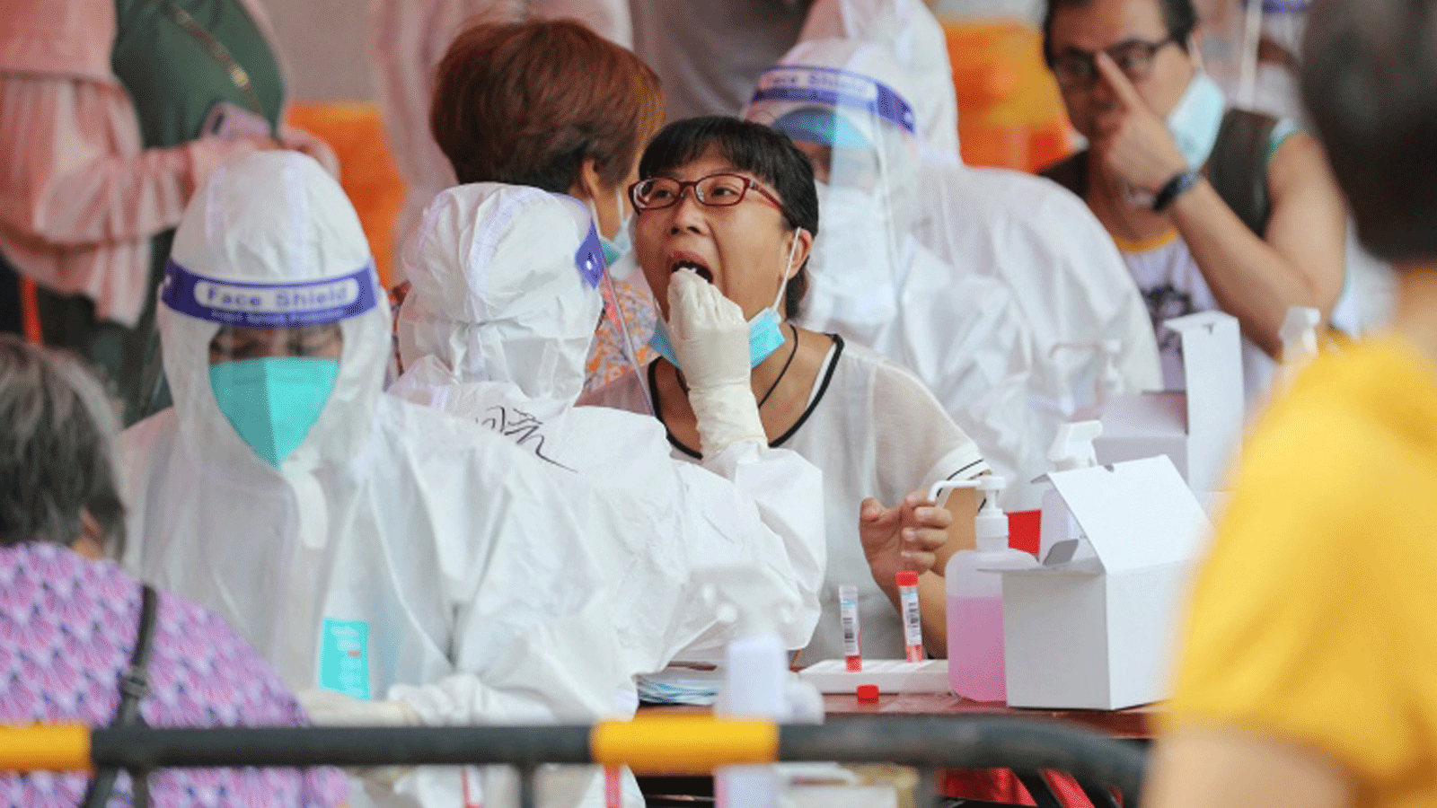 مواطنة تخضع لاختبار الحمض النووي لفيروس كورونا COVID-19 في شيامن بمقاطعة فوجيان بشرق الصين في 14أيلول/ سبتمبر 2021